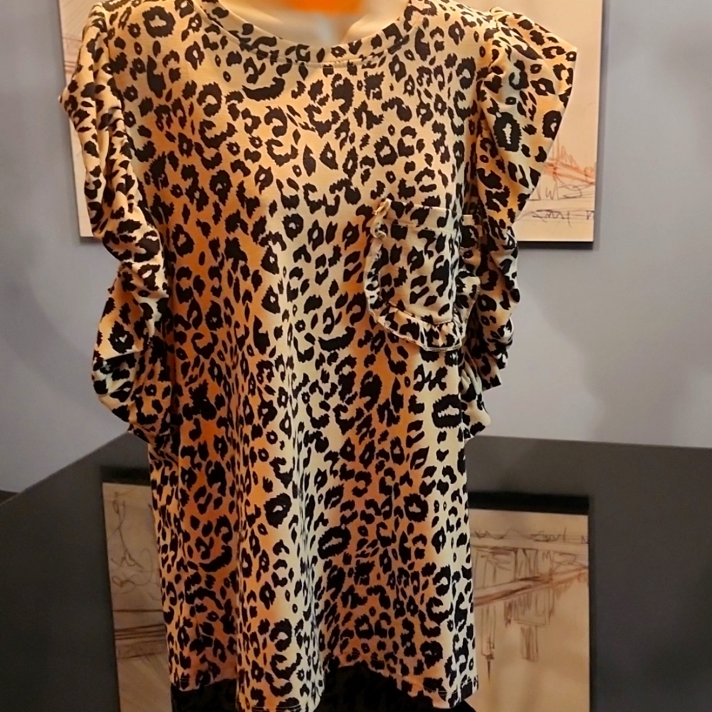 Leapard print tee shirt blouse large